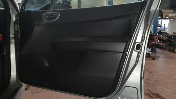 Foto: TÜR VORNE RECHTS eines Peugeot 307 Break 110 Stylance