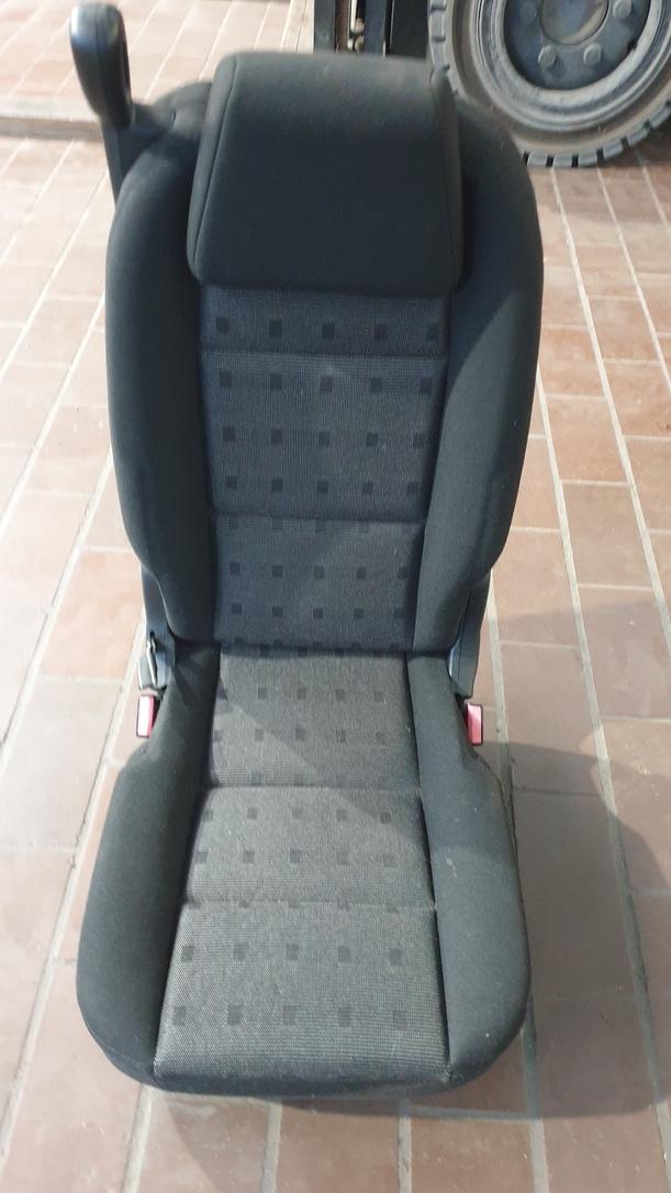 Foto: SITZ 2TE REIHE MITTE eines Peugeot 307 Break 110 Stylance