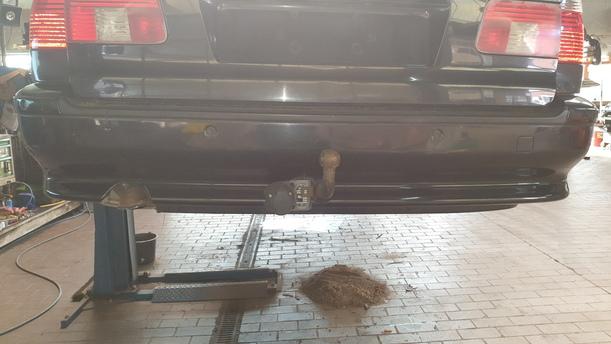 Foto: STOSSFÄNGER / STOßSTANGE HINTEN eines BMW 525d touring