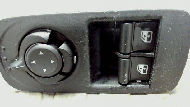 Foto: FENSTERHEBERSCHALTER / AUSSENSPIEGELVERSTELLUNG eines Alfa Romeo Mito 1.4 16V