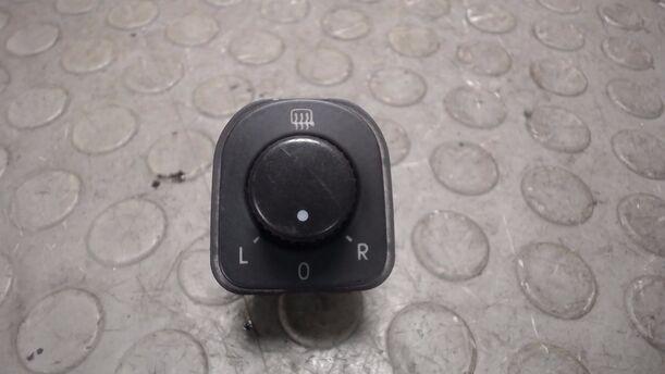 Foto: SCHALTER AUSSENSPIEGELVERSTELLUNG eines VW Golf 1.9 TDI