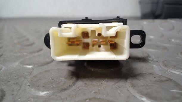Foto: FENSTERHEBERSCHALTER HINTEN eines Mazda Premacy 1.9