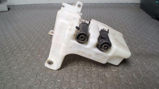 Foto: SCHEIBENWASCHBEHÄLTER eines Mazda Premacy 1.9