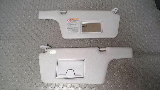 Foto: SONNENBLENDENPAAR eines Mazda Premacy 1.9