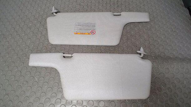Foto: SONNENBLENDENPAAR eines Mazda Premacy 1.9