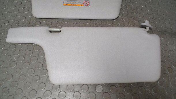 Foto: SONNENBLENDENPAAR eines Mazda Premacy 1.9