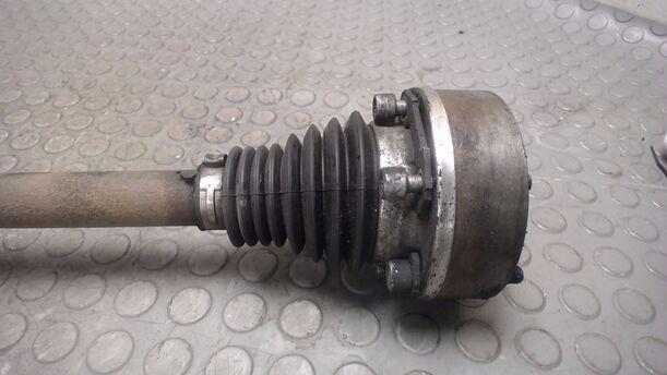 Foto: ANTRIEBSWELLE LINKS ( SCHALTGETRIEBE ) eines VW Golf 1.9 TDI