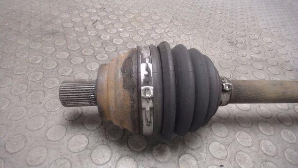 Foto: ANTRIEBSWELLE LINKS ( SCHALTGETRIEBE ) eines VW Golf 1.9 TDI