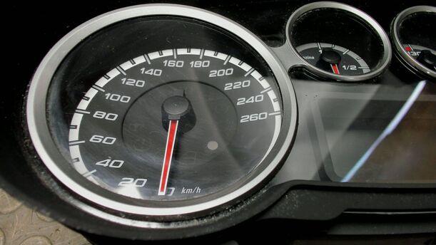 Foto: TACHOEINHEIT / KOMBIINSTRUMENT eines Alfa Romeo Mito 1.4 16V