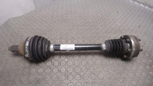 Foto: ANTRIEBSWELLE LINKS ( SCHALTGETRIEBE ) eines VW Polo 1.4