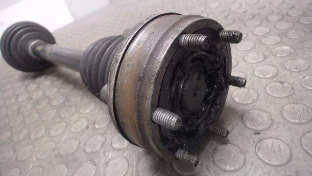 Foto: ANTRIEBSWELLE LINKS ( SCHALTGETRIEBE ) eines VW Polo 1.4