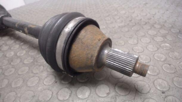 Foto: ANTRIEBSWELLE LINKS ( SCHALTGETRIEBE ) eines VW Polo 1.4