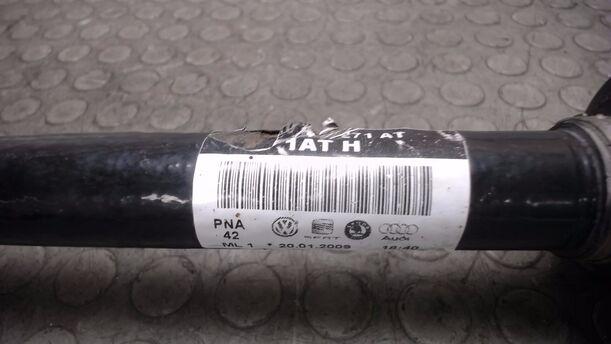 Foto: ANTRIEBSWELLE LINKS ( SCHALTGETRIEBE ) eines VW Polo 1.4