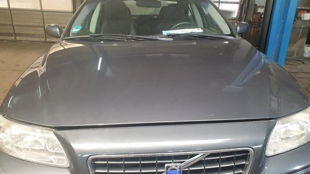Foto: MOTORHAUBE eines Volvo S60 2.4 Aut.