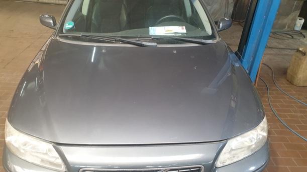 Foto: MOTORHAUBE eines Volvo S60 2.4 Aut.