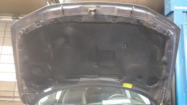 Foto: MOTORHAUBE eines Volvo S60 2.4 Aut.