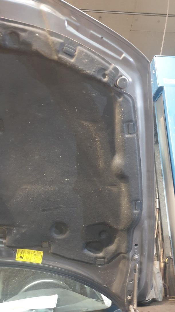 Foto: MOTORHAUBE eines Volvo S60 2.4 Aut.