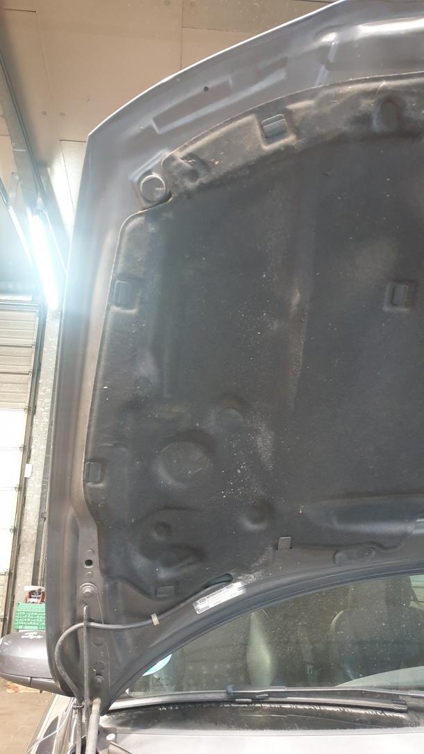 Foto: MOTORHAUBE eines Volvo S60 2.4 Aut.