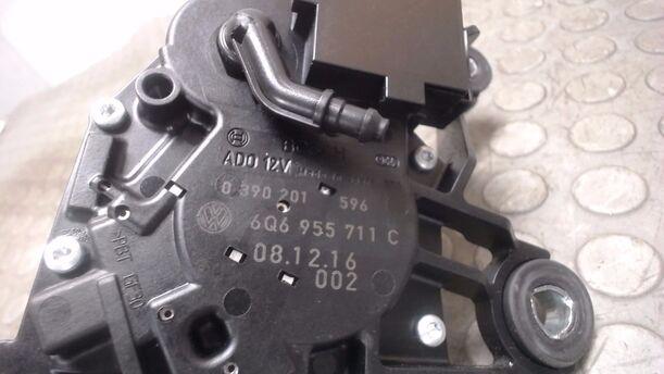 Foto: SCHEIBENWISCHERMOTOR HINTEN eines VW Polo 1.4