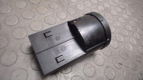 Foto: LICHTSCHALTER ( FÜR NEBELSCHEINWERFER ) eines VW Polo 1.4