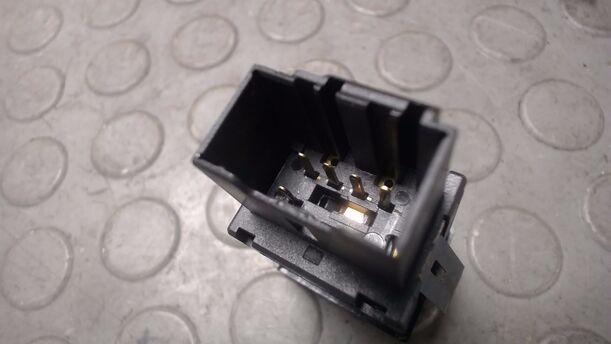 Foto: SCHALTER WARNBLINKANLAGE / WARNBLINKSCHALTER eines VW Polo 1.4