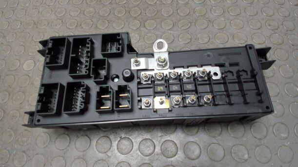 Foto: SICHERUNGSKASTEN eines Volvo S60 2.4 Aut.