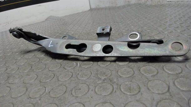 Foto: MOTORHAUBENSCHARNIER LINKS eines Volvo S60 2.4 Aut.