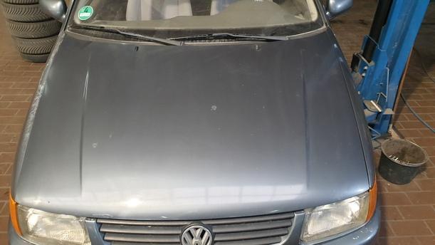 Foto: MOTORHAUBE eines VW Polo 45
