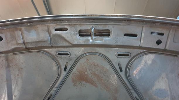 Foto: MOTORHAUBE eines VW Polo 45