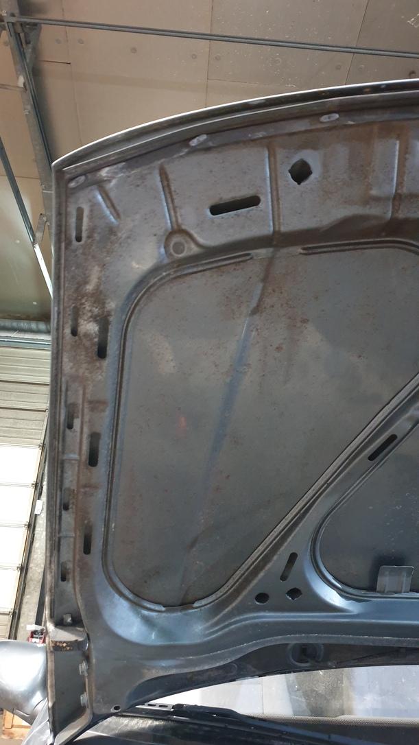 Foto: MOTORHAUBE eines VW Polo 45