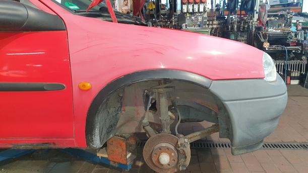 Foto: KOTFLÜGEL VORNE RECHTS eines Opel Corsa