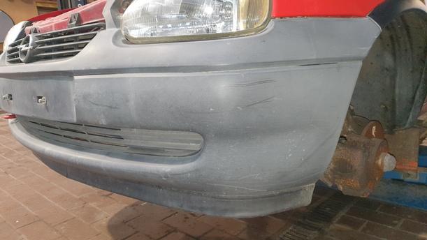 Foto: STOSSFÄNGER / STOSSSTANGE VORNE eines Opel Corsa