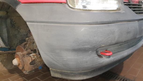 Foto: STOSSFÄNGER / STOSSSTANGE VORNE eines Opel Corsa