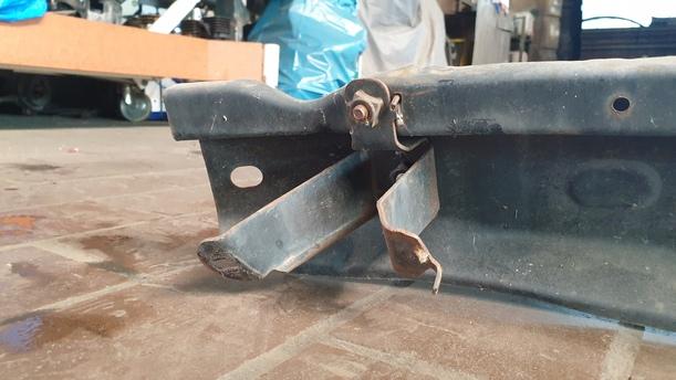 Foto: VERSTÄRKUNG VORN eines Opel Corsa