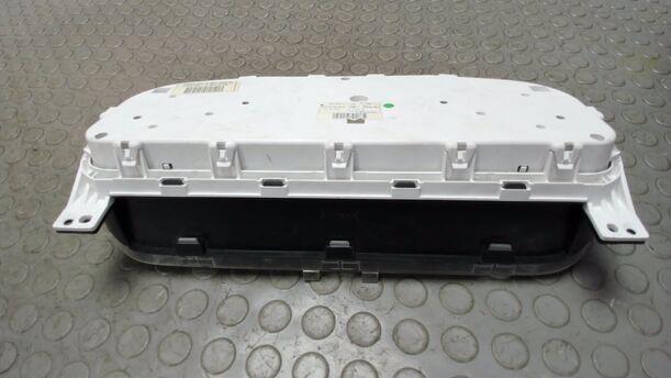 Foto: TACHOEINHEIT / KOMBIINSTRUMENT eines Mazda 2 1.25l
