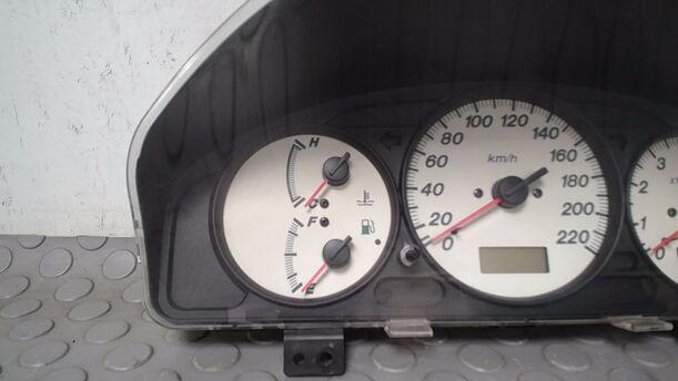 Foto: TACHOEINHEIT/ KOMBIINSTRUMENT eines Mazda Premacy 1.9