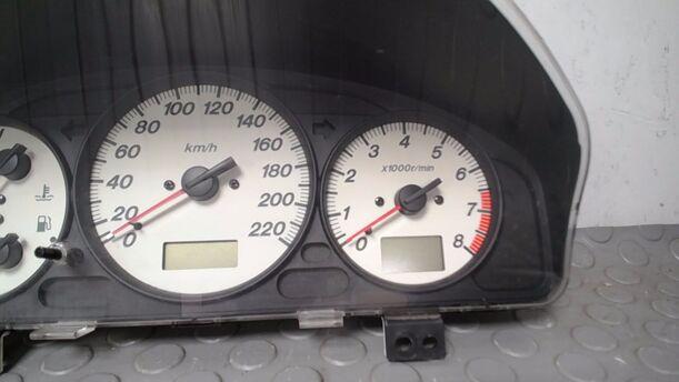 Foto: TACHOEINHEIT/ KOMBIINSTRUMENT eines Mazda Premacy 1.9