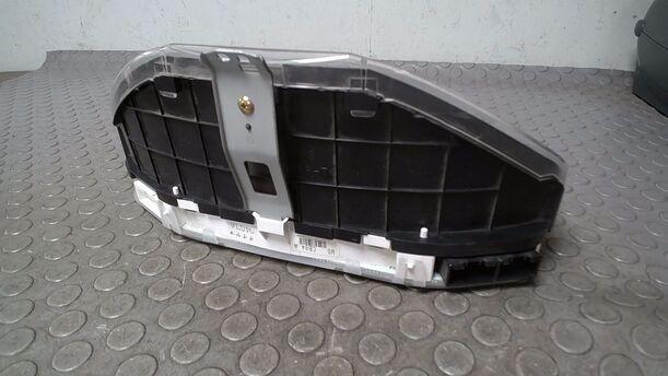 Foto: TACHOEINHEIT/ KOMBIINSTRUMENT eines Mazda Premacy 1.9