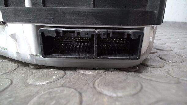 Foto: TACHOEINHEIT/ KOMBIINSTRUMENT eines Mazda Premacy 1.9