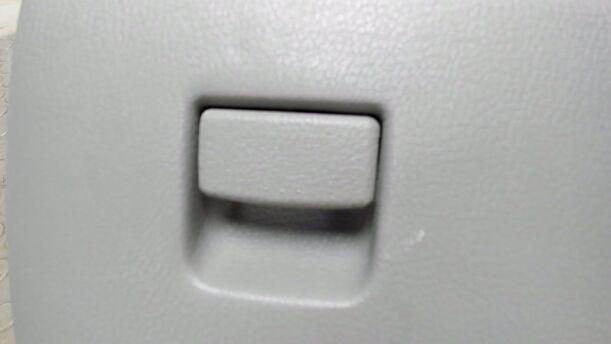 Foto: HANDSCHUHFACH eines Mazda 2 1.25l