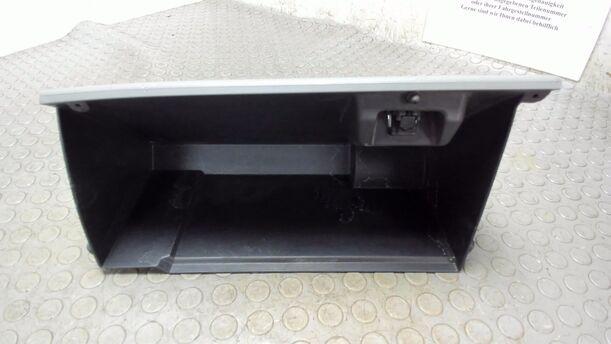 Foto: HANDSCHUHFACH eines Mazda 2 1.25l
