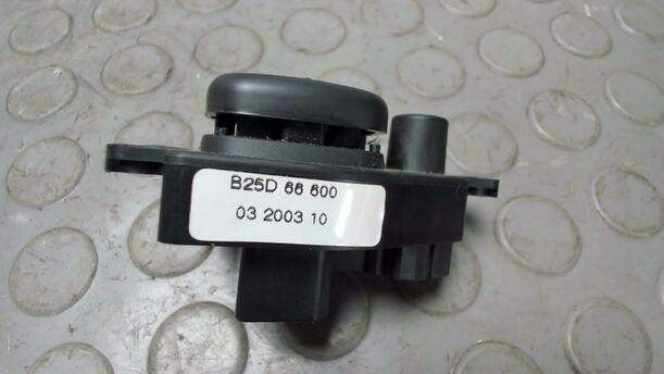 Foto: SCHALTER AUSSENSPIEGELVERSTELLUNG eines Mazda 2 1.25l