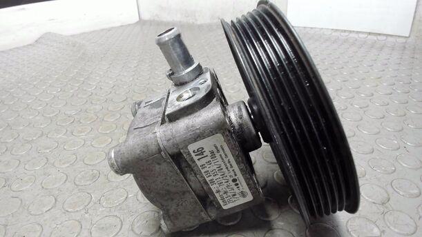 Foto: PUMPE SERVOLENKUNG eines Volvo S60 2.4 Aut.