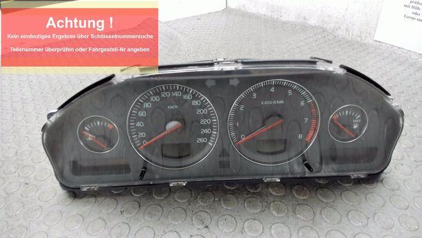 Foto: TACHOEINHEIT / KOMBIINSTRUMENT eines Volvo S60 2.4 Aut.