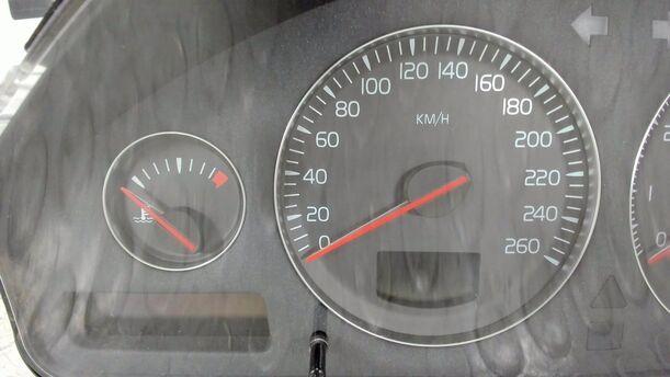 Foto: TACHOEINHEIT / KOMBIINSTRUMENT eines Volvo S60 2.4 Aut.