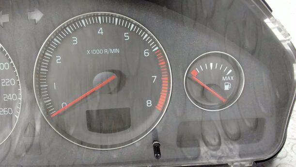 Foto: TACHOEINHEIT / KOMBIINSTRUMENT eines Volvo S60 2.4 Aut.