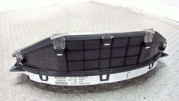Foto: TACHOEINHEIT / KOMBIINSTRUMENT eines Volvo S60 2.4 Aut.