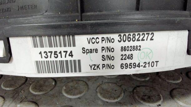 Foto: TACHOEINHEIT / KOMBIINSTRUMENT eines Volvo S60 2.4 Aut.