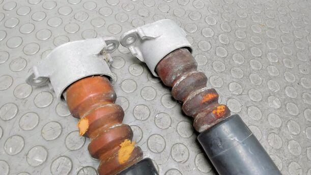 Foto: STOSSDÄMPFERPAAR HINTEN eines Mazda 2 1.25l