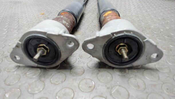 Foto: STOSSDÄMPFERPAAR HINTEN eines Mazda 2 1.25l